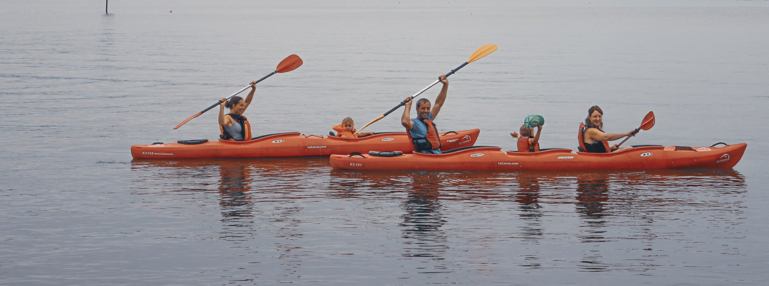Une famille fait du canoë sur le lac