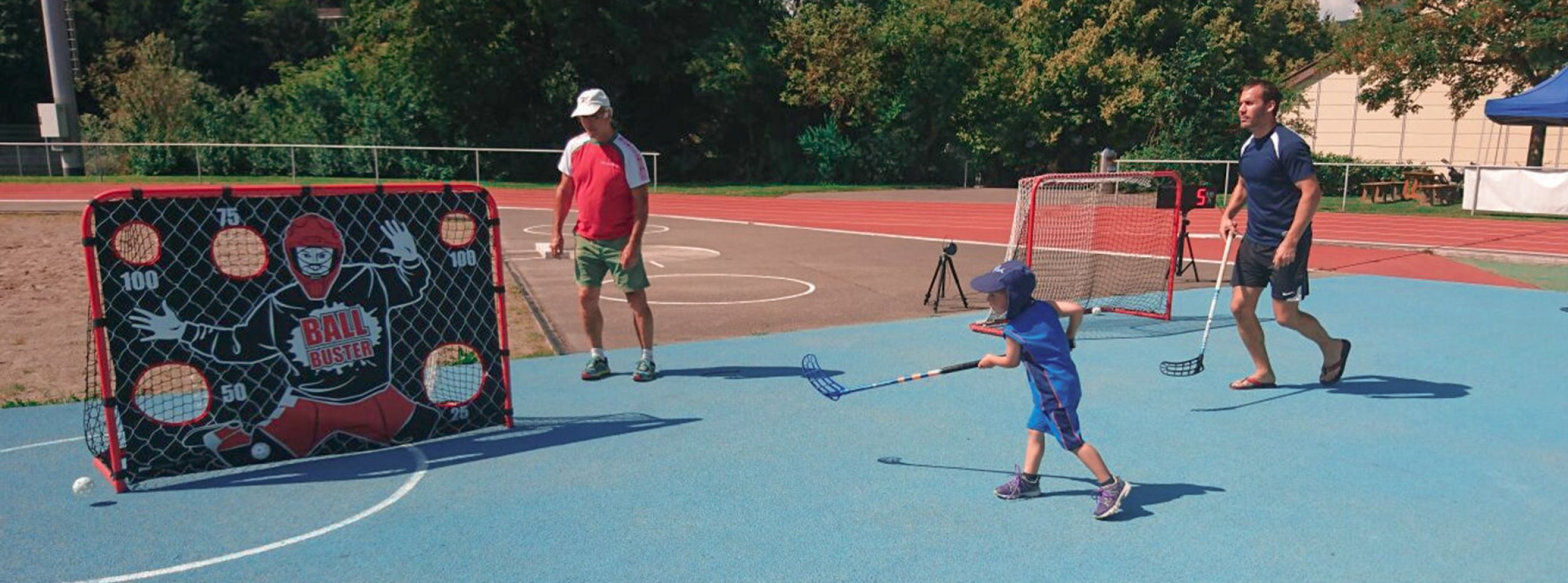 Un enfant joue au unihockey en extérieur